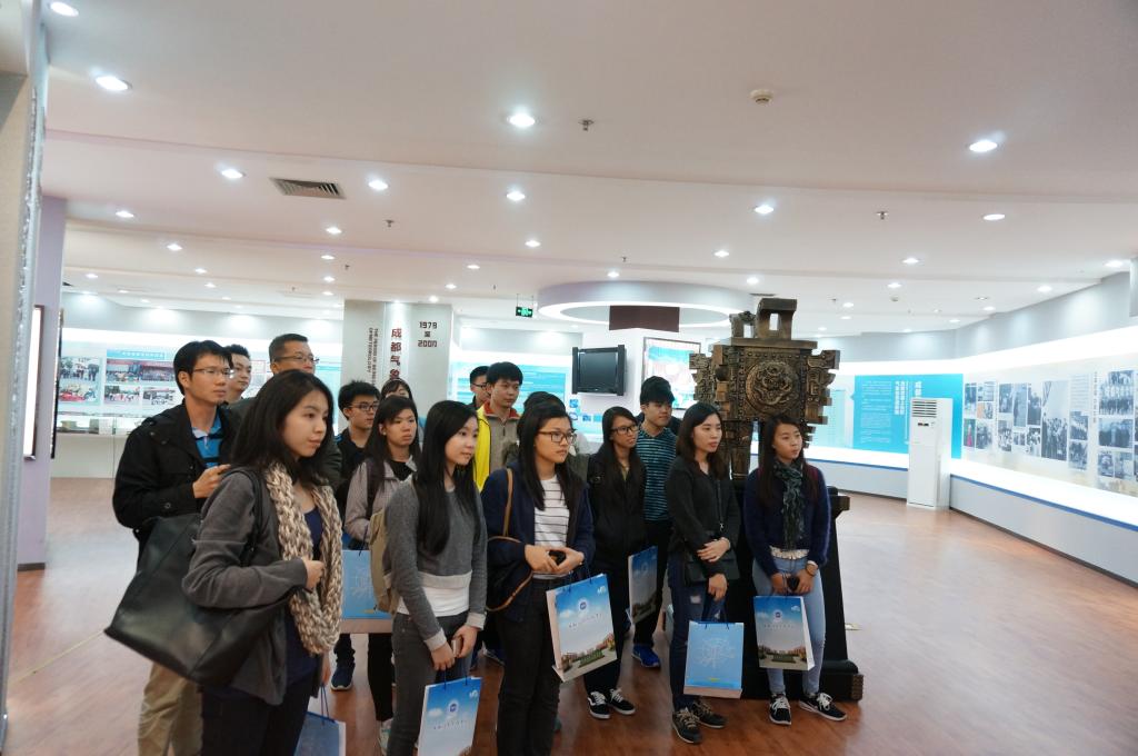 参观校史馆 参观校史馆